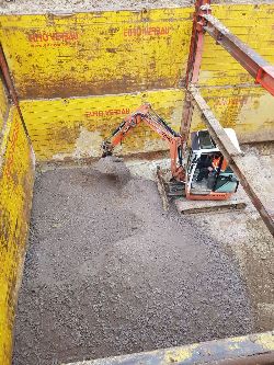 baugrube-1 Baugrube mit Doppel Echgleischienen und Verbauplatten