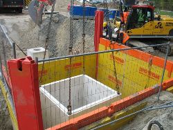 baugrube-2 Einfacheckgleitschienen Baugrube mit Schutzschienen zum Schutz beim drücken der Gleitschienenplatten